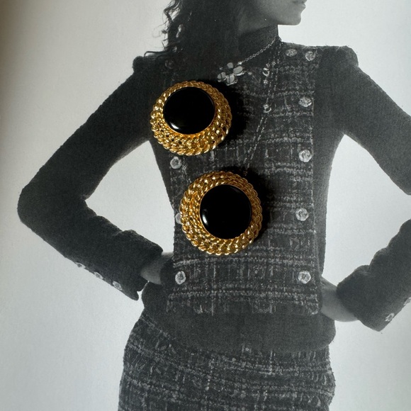 St. John large black enamel and gold tone vintage clip on earrings - Picture 12 of 12